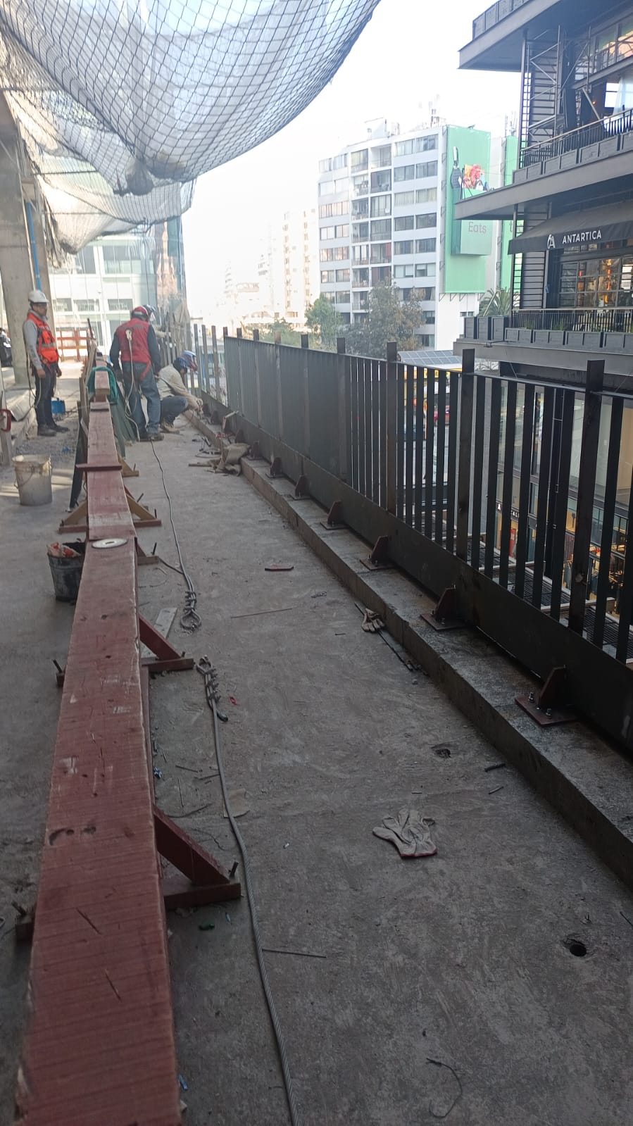 Obra en ejecución territoria Las condes fabricación y montaje de barandas